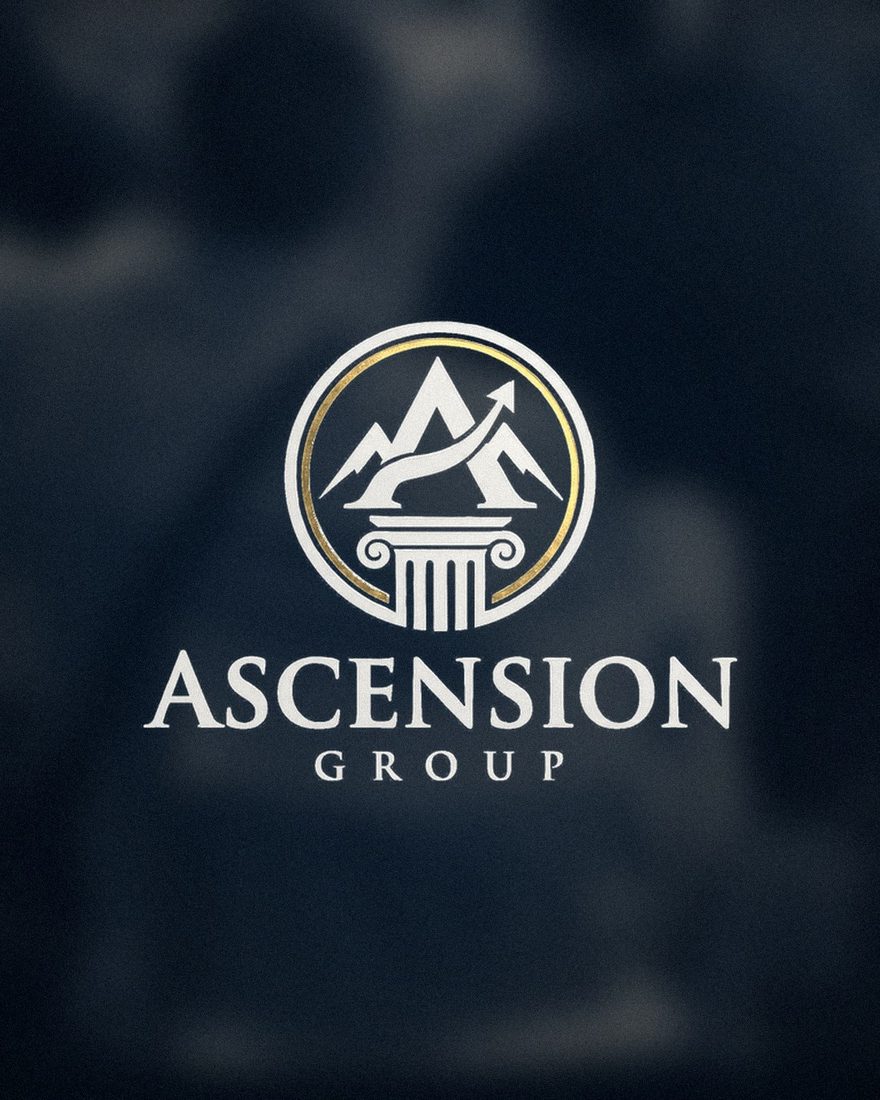 Το λογότυπο της Ascension Group πάνω σε θολή εικόνα από εκπαίδευση ομάδας